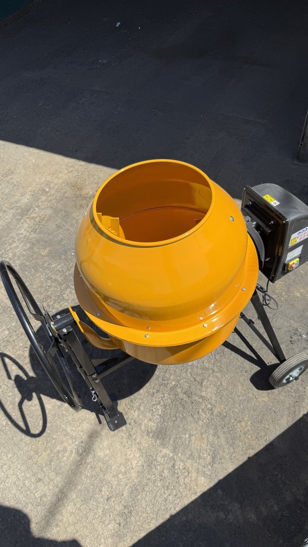 Betonera eléctrica Rentals Josuek, tambor amarillo