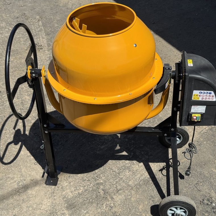 Betonera eléctrica Rentals Josuek montada en ruedas
