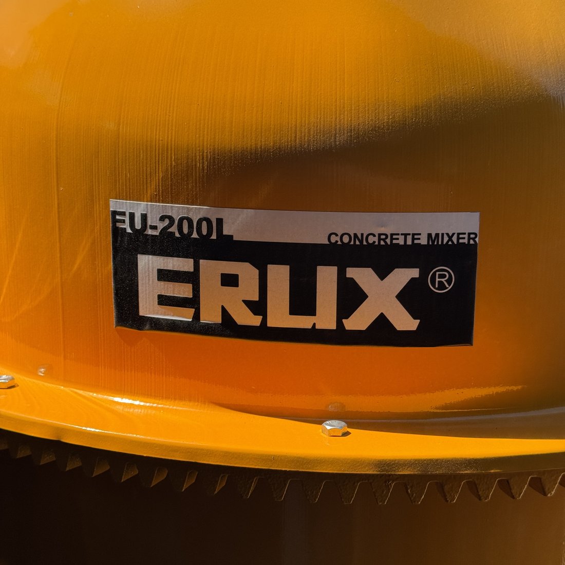 Detalle de la marca de la betonera eléctrica de 200 litros