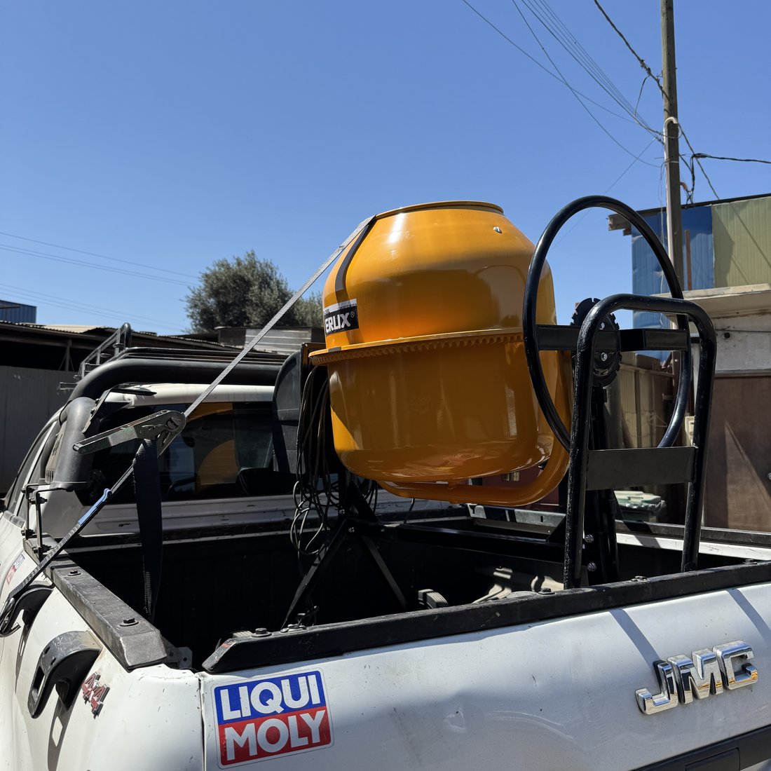 Despacho de la betonera eléctrica Rentals Josuek en camioneta