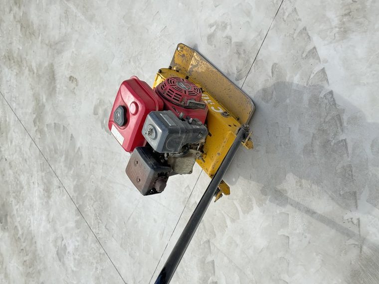 Placa compactadora Rentals Josuek en terreno