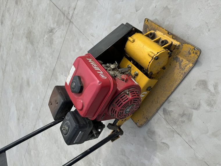 Placa compactadora Rentals Josuek, vista del motor y la placa base