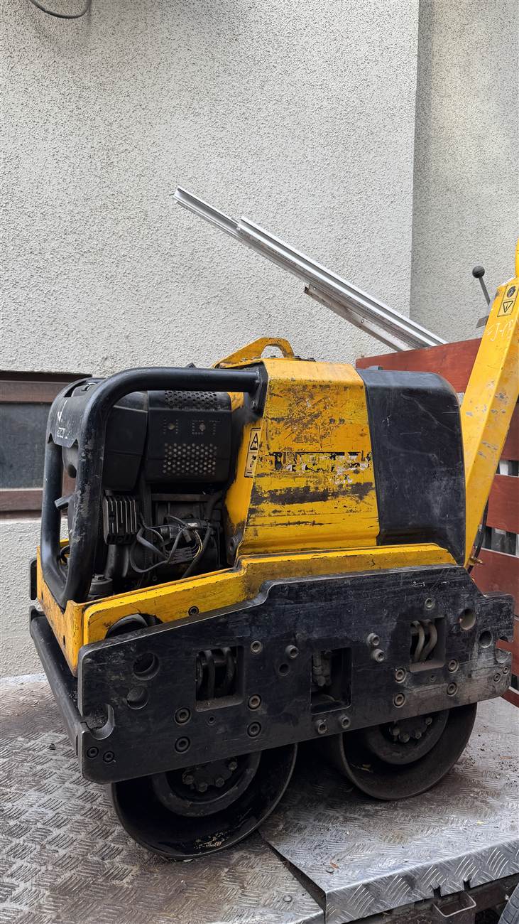 Detalle del motor y panel de control del rodillo JCB VMD70