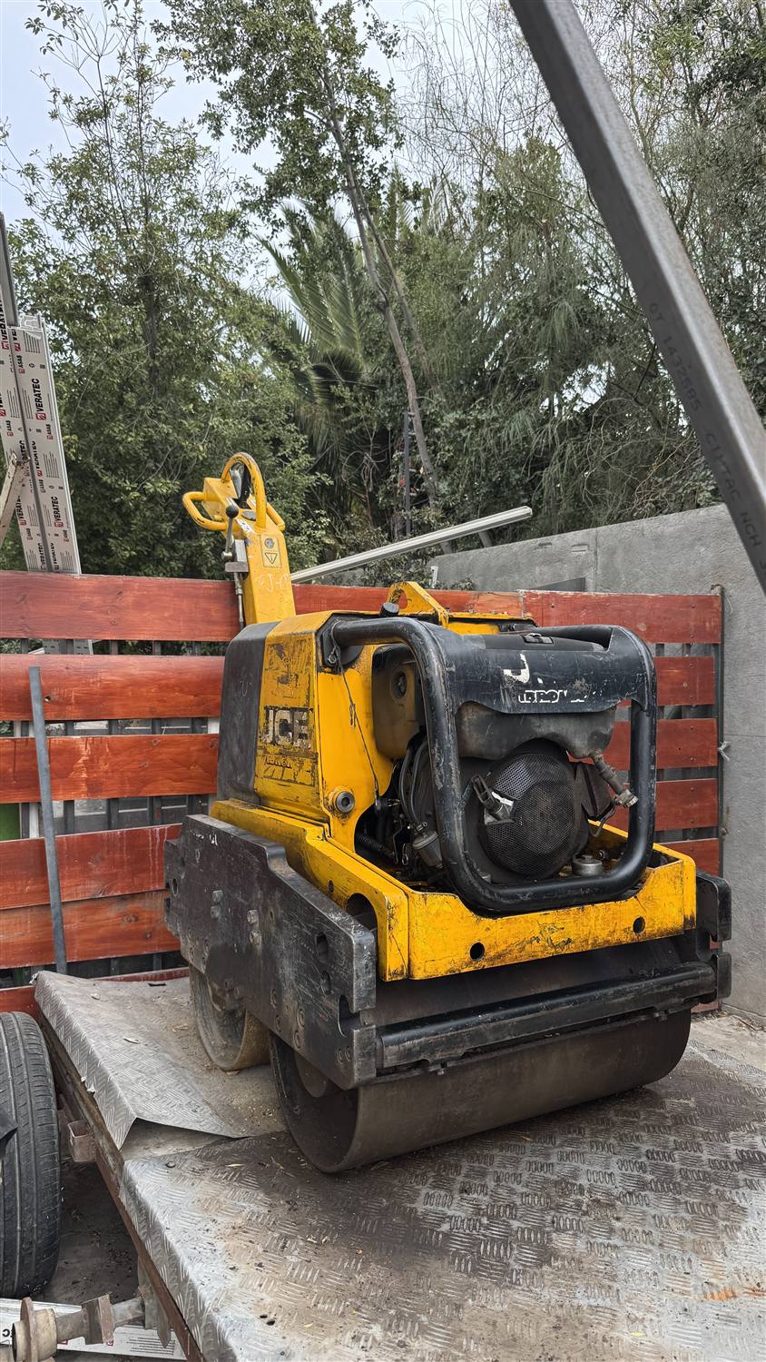 Rodillo compactador amarillo Rentals Josuek montado sobre remolque para despacho
