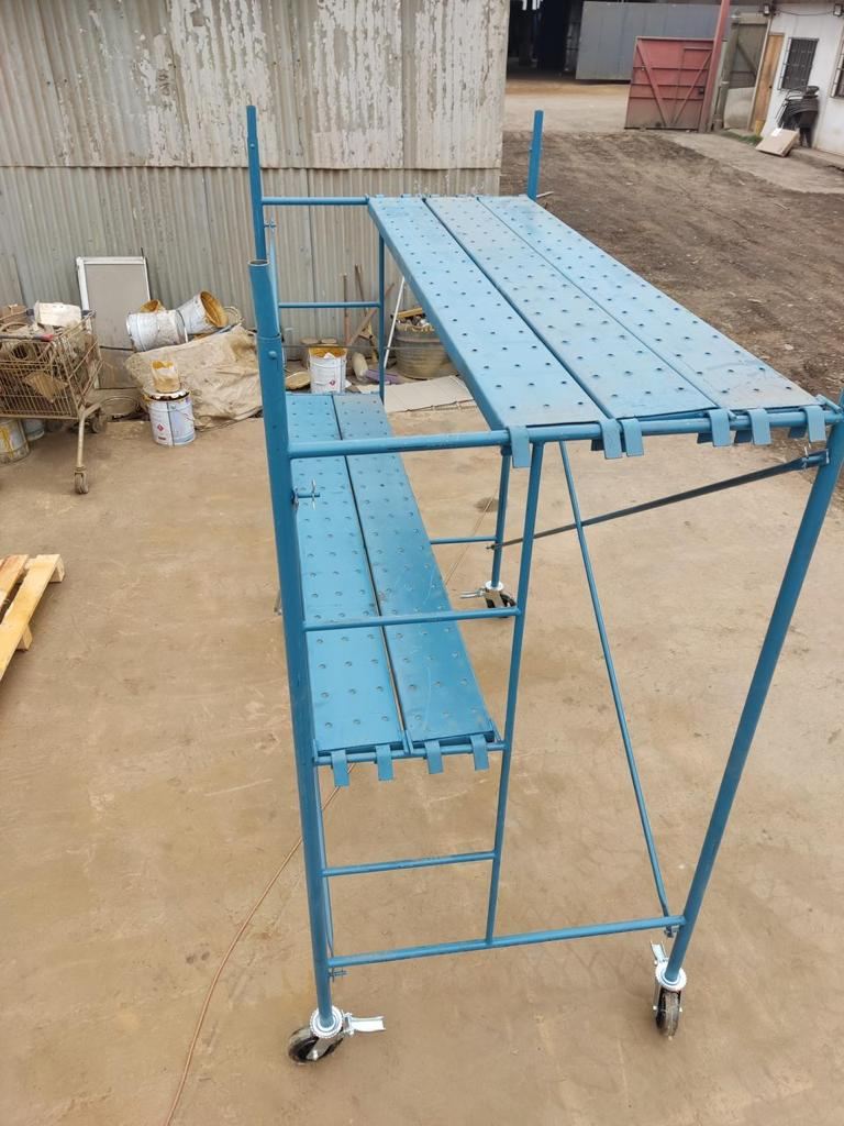Andamio modular visto desde abajo, apoyado en muro perimetral