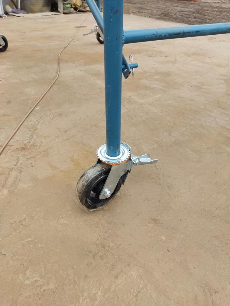 Detalle de la rueda giratoria con freno de un andamio modular