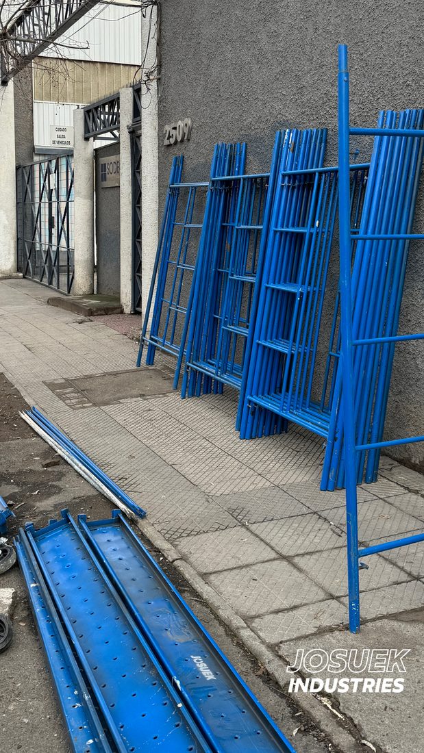 Andamios Rentals Josuek apilados, listos para despacho en San Bernardo