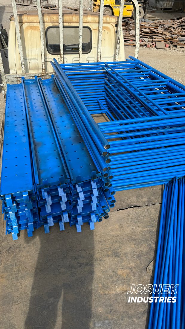 Stock de andamios Rentals Josuek en bodega