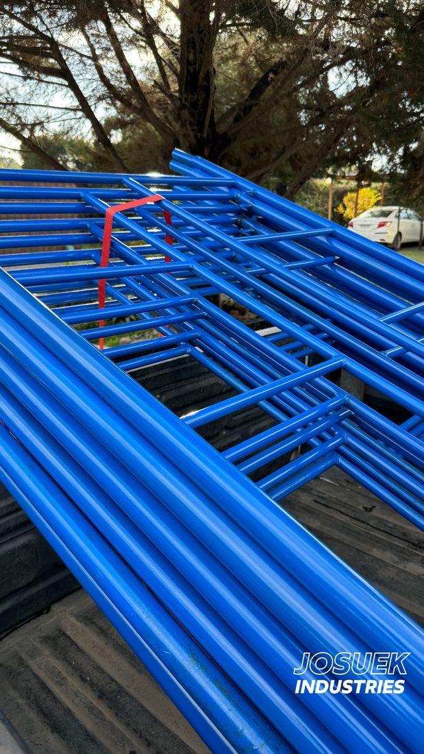 Estructuras de andamio apiladas para despacho