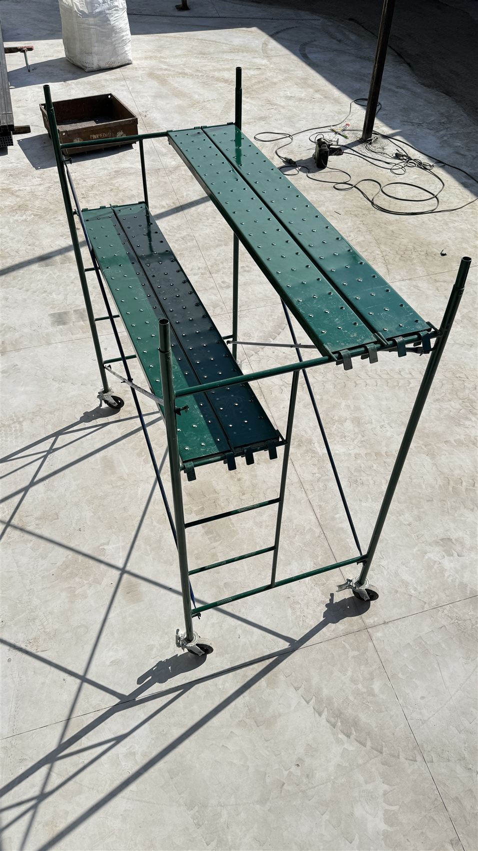 Andamio modular Rentals Josuek completo, visto desde arriba con sus dos plataformas antideslizantes
